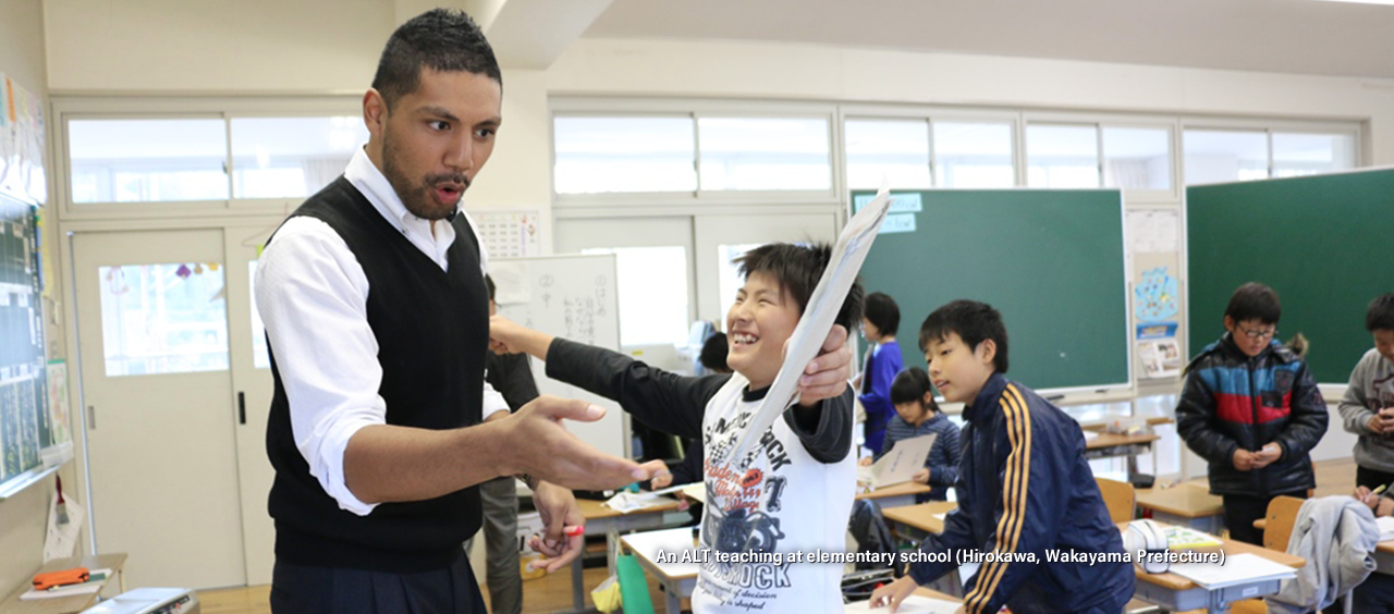 An ALT teaching at elementary school (Hirokawa, Wakayama Prefecture)