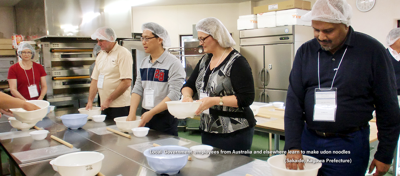 Local Government employees from Australia and elsewhere learn to make udon noodles (Sakaide, Kagawa Prefecture)