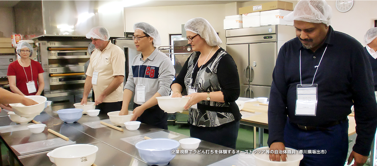 福島県でボランティア活動をするJET青年たち