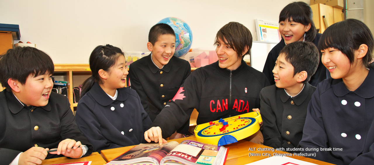 ALT chatting with students during break time（Niimi City, Okayama Prefecture）